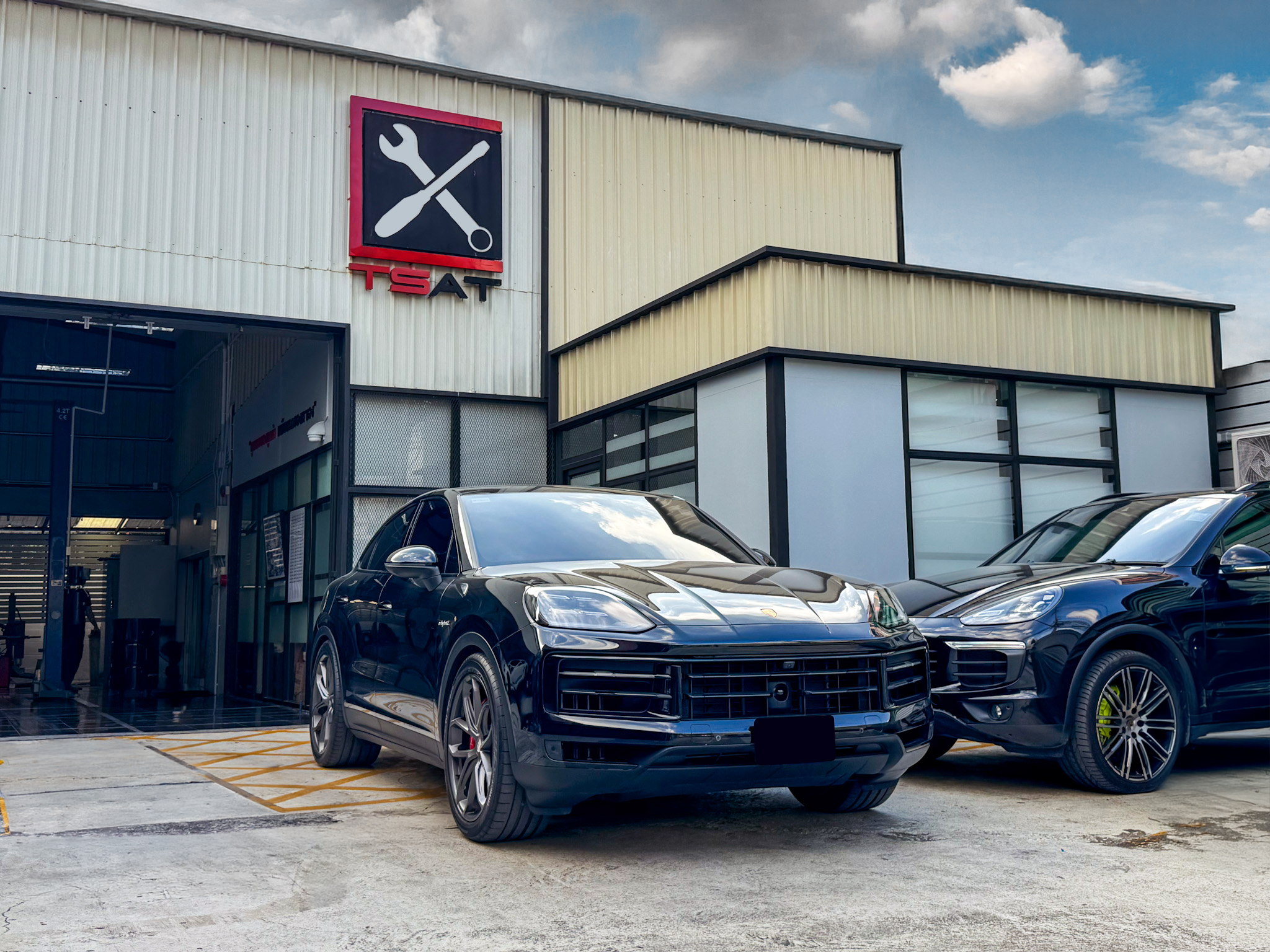 ต้นปี Porsche Cayenne ถึงรอบ Service... ให้มืออาชีพดูแลสิครับ!
